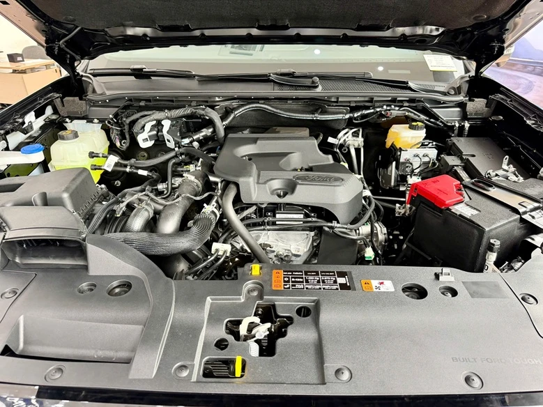 ford-everest-platinum-2-3l-at-4x4