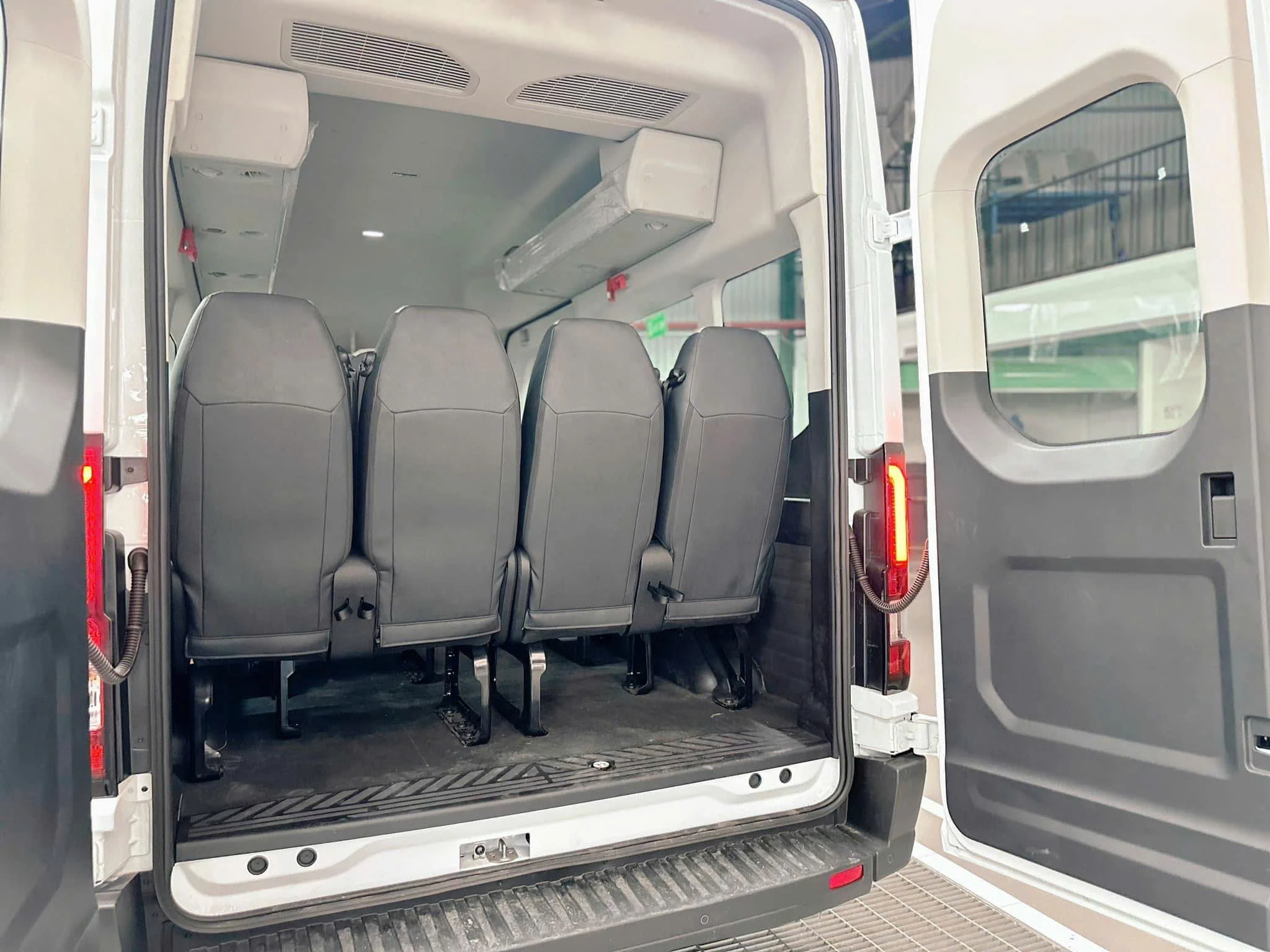 ford-transit-premium-18-cho