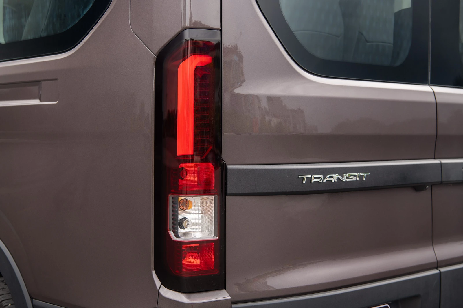 ford-transit-premium-18-cho