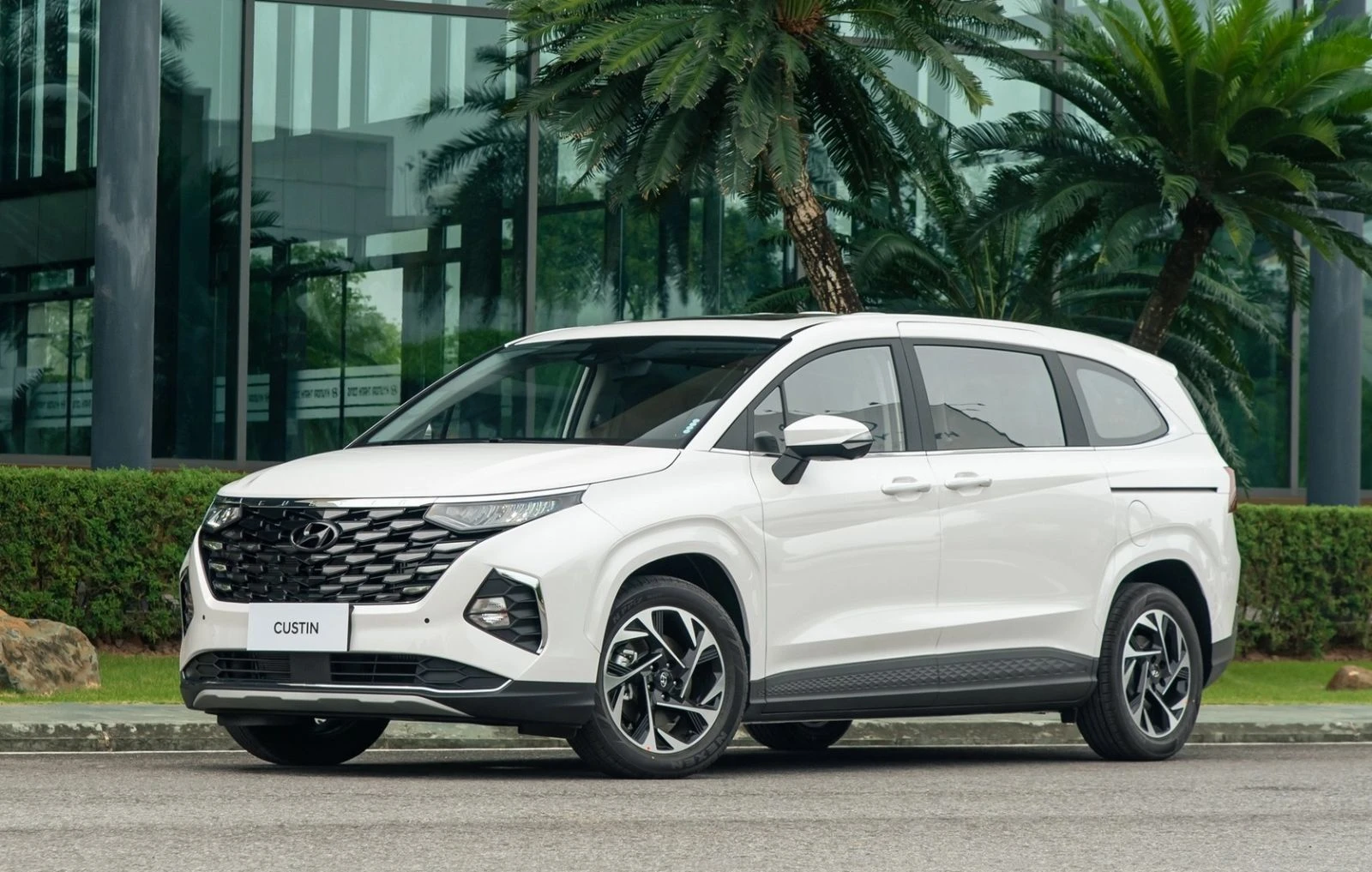 hyundai-custin-1-5-turbo-tieu-chuan