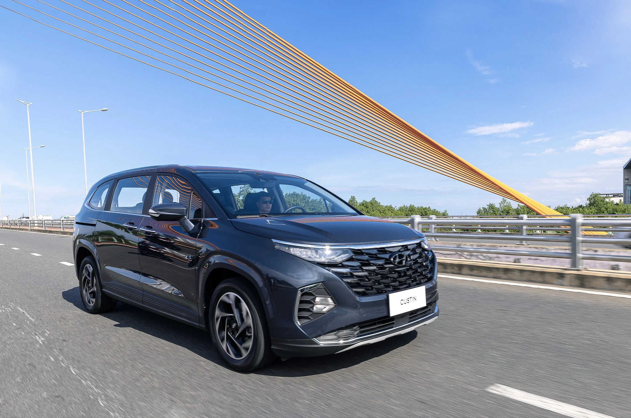 hyundai-custin-1-5-turbo-tieu-chuan