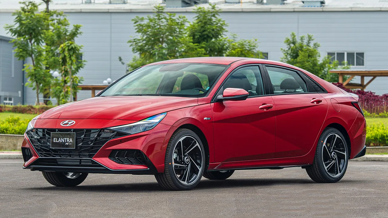 hyundai-elantra-1-6-tieu-chuan