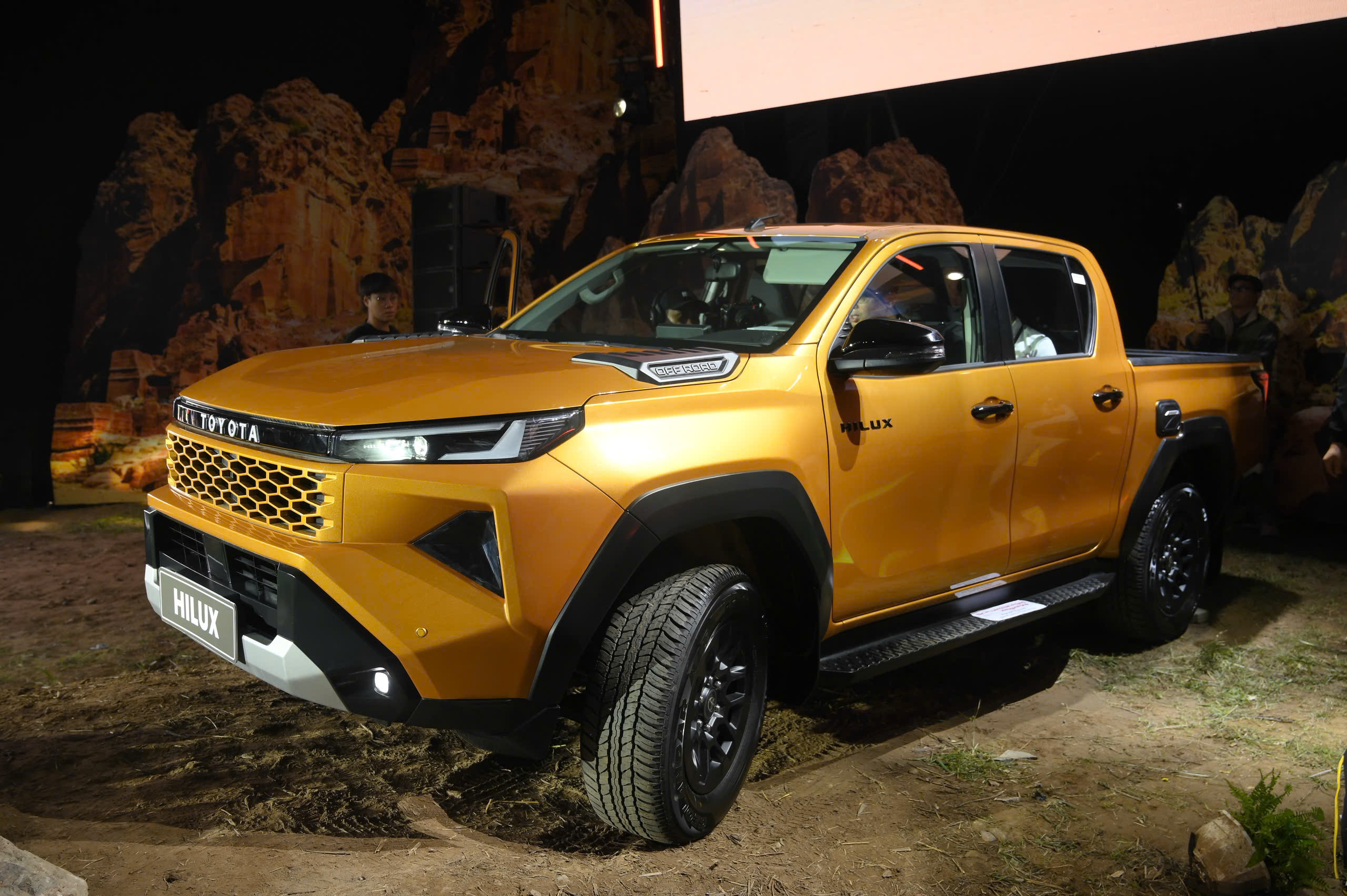 toyota-hilux-pro-2-8-4x2-at